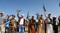 Terroristas hutíes de Yemen lanzan un misil contra petrolero en el Mar Rojo