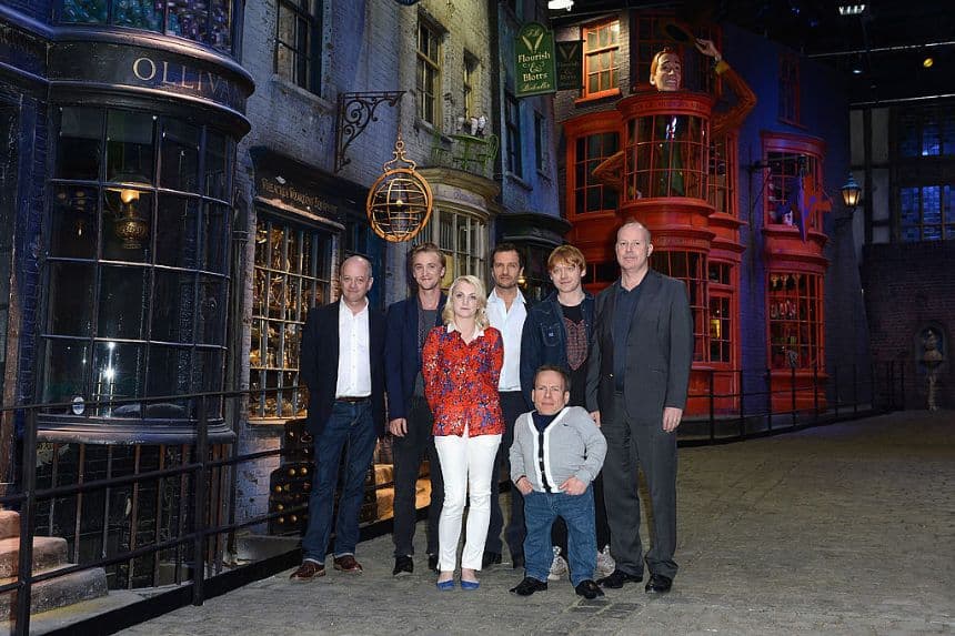(De izquierda a derecha) El productor David Barron, Tom Felton, Evanna Lynch, el productor David Heyman, Rupert Grint, Warwick Davis y el director David Yates asisten a una sesión fotográfica para presentar el Warner Bros. Studio Tour London. (Foto de Gareth Cattermole/Getty Images)