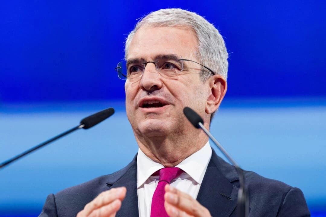El director ejecutivo de Nestlé, Laurent Freixe, se dirige a la Junta General Anual de Nestlé en Ecublens, Suiza, el 16 de abril de 2025. (Pierre Albouy/Foto de archivo/Reuters)