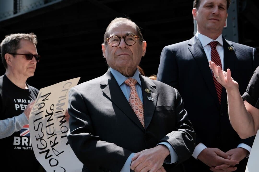 El representante estadounidense Jerry Nadler (D-N.Y.) se une a políticos locales y defensores del transporte y el medio ambiente en una rueda de prensa frente al túnel Lincoln para instar a la implementación inmediata del programa de peaje del distrito central de negocios (CBD) de Nueva York, el 21 de abril de 2023. (Spencer Platt/Getty Images)