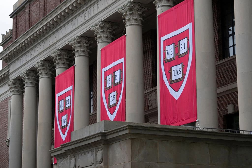 Juez revoca congelación de fondos de la administración Trump para Harvard