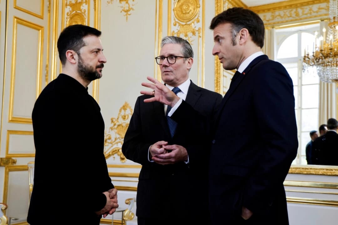 El presidente de Ucrania, Volodímir Zelenski(izquierda), el presidente francés, Emmanuel Macron (derecha), y el primer ministro británico, Keir Starmer (centro), conversan durante una reunión en el Palacio del Elíseo, en París, el 27 de marzo de 2025. (Ludovic Marin, Pool vía AP)