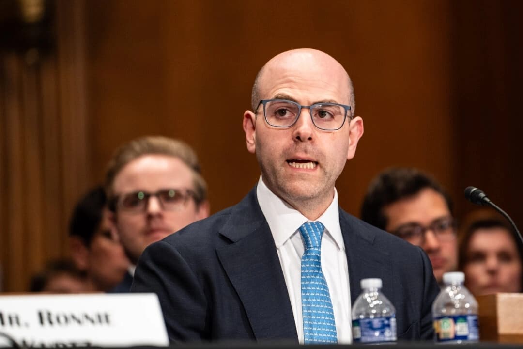 Stephen Miran, candidato a la Junta de Gobernadores de la Reserva Federal, testifica ante el Comité de Banca, Vivienda y Asuntos Urbanos en el Capitolio, en Washington, el 4 de septiembre de 2025. (Madalina Kilroy/The Epoch Times)