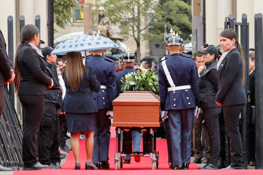 Fotografía de archivo de integrantes del Batallón Guardia Presidencial que acompañaron al féretro del fallecido senador y precandidato presidencial Miguel Uribe Turbay a su llegada al Cementerio Central en Bogotá, Colombia. (EFE/ Mauricio Dueñas Castañeda)