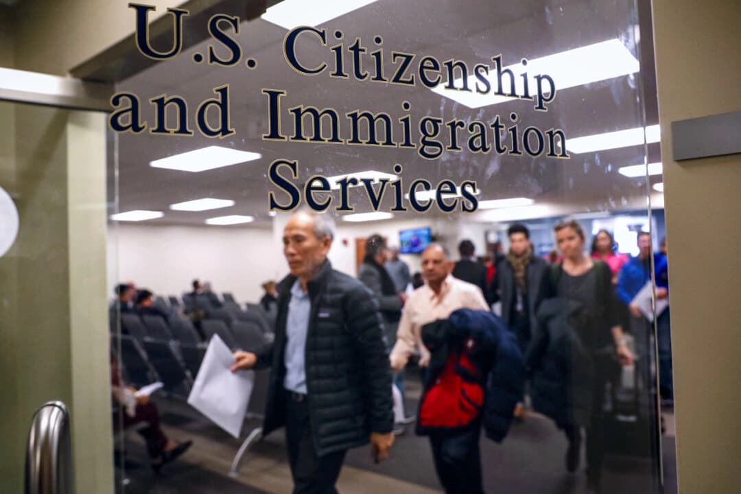 Inmigración contratará agentes especiales armados para investigar fraudes en visas y ciudadanía