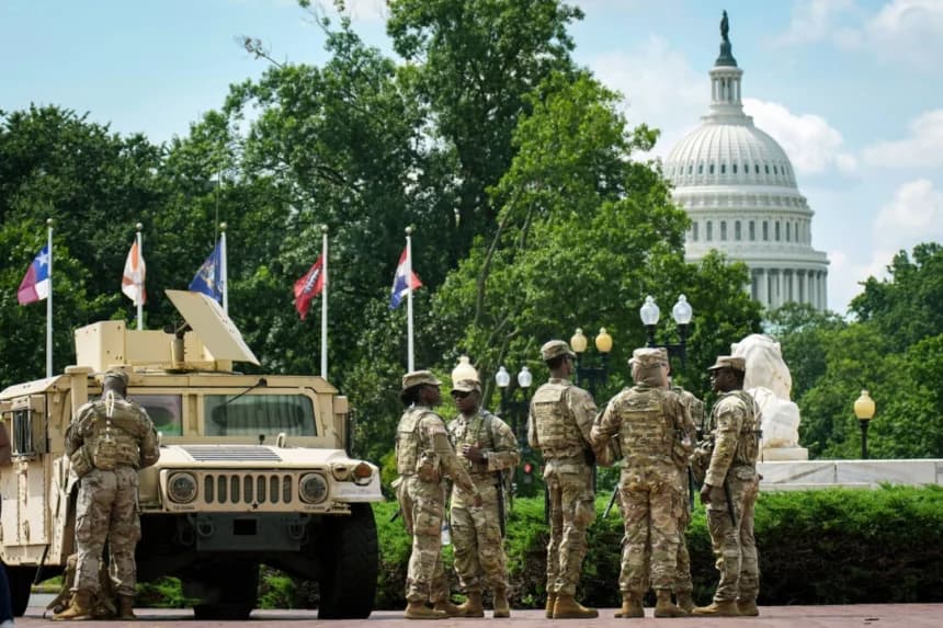 Miembros de la Guardia Nacional se mantienen en alerta en Union Station en Washington el 14 de agosto de 2025.
(Kevin Dietsch/Getty Images)