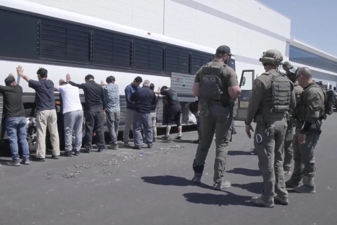 Empleados de una planta de fabricación esperan a que les pongan grilletes en las piernas en la planta de vehículos eléctricos de Hyundai Motor Group en Ellabell, Georgia, el 4 de septiembre de 2025, en una imagen de video. (Corey Bullard/Servicio de Inmigración y Control de Aduanas de EE. UU. vía AP)