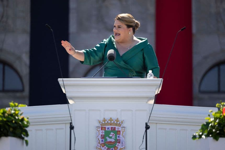 La recién investida gobernadora de Puerto Rico, Jennifer González, pronuncia su discurso inaugural durante una ceremonia al aire libre en el edificio del Capitolio en San Juan, Puerto Rico, el 2 de enero de 2025. (RICARDO ARDUENGO/AFP vía Getty Images)