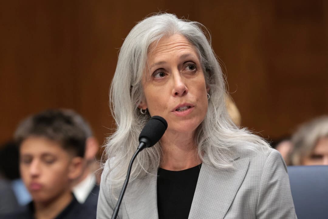 Susan Monarez, candidata del presidente Donald Trump para ocupar el cargo de directora de los Centros para el Control y la Prevención de Enfermedades, testifica durante su audiencia de confirmación ante el Comité Senatorial de Salud, Educación, Trabajo y Pensiones en el edificio Dirksen del Senado en Washington el 25 de junio de 2025. (Kayla Bartkowski/Getty Images)