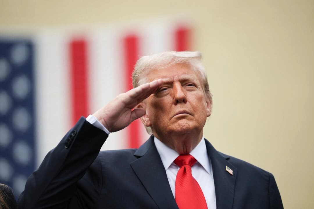 El presidente Donald Trump asiste a un acto conmemorativo del 11-S en el patio del Pentágono, en Arlington, Virginia, el 11 de septiembre de 2025. (Win McNamee/Getty Images)