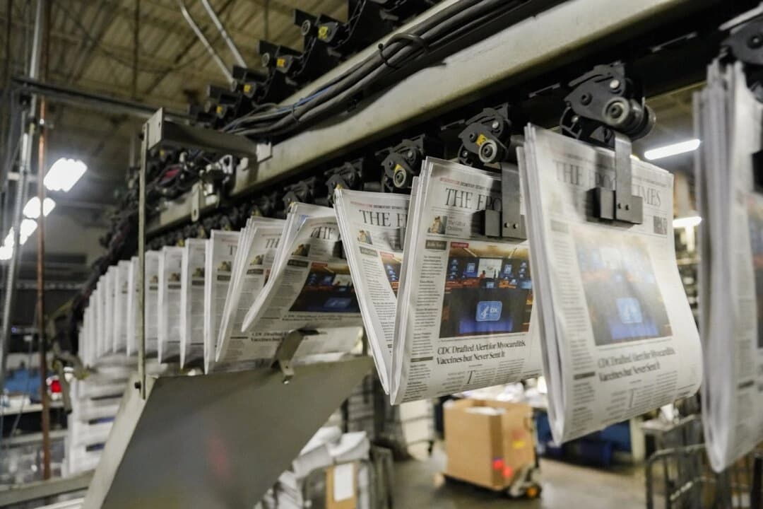 Periódicos de The Epoch Times impresos en una imprenta de Nueva Jersey el 23 de enero de 2024. (Samira Bouaou/The Epoch Times)