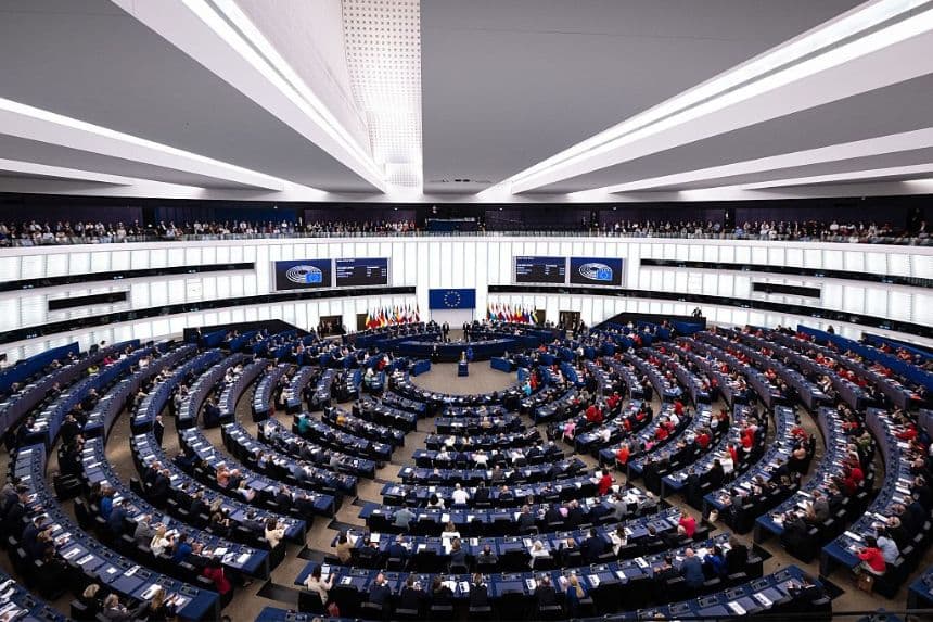 La presidenta de la Comisión Europea, Ursula von der Leyen, pronuncia su discurso anual sobre el estado de la Unión durante una sesión plenaria en el Parlamento Europeo en Estrasburgo, este de Francia, el 10 de septiembre de 2025. (SEBASTIEN BOZON/AFP vía Getty Images)