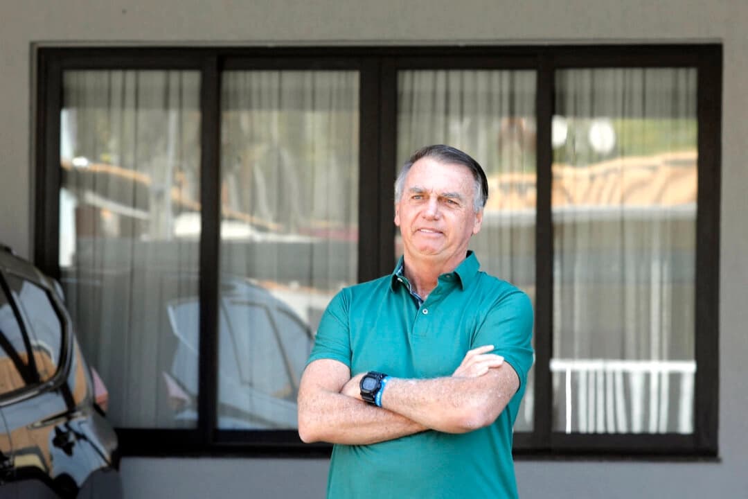 El expresidente brasileño Jair Bolsonaro hace un gesto en el garaje de su residencia en Brasilia, Brasil, el 11 de septiembre de 2025. (Sergio Lima/AFP vía Getty Images)