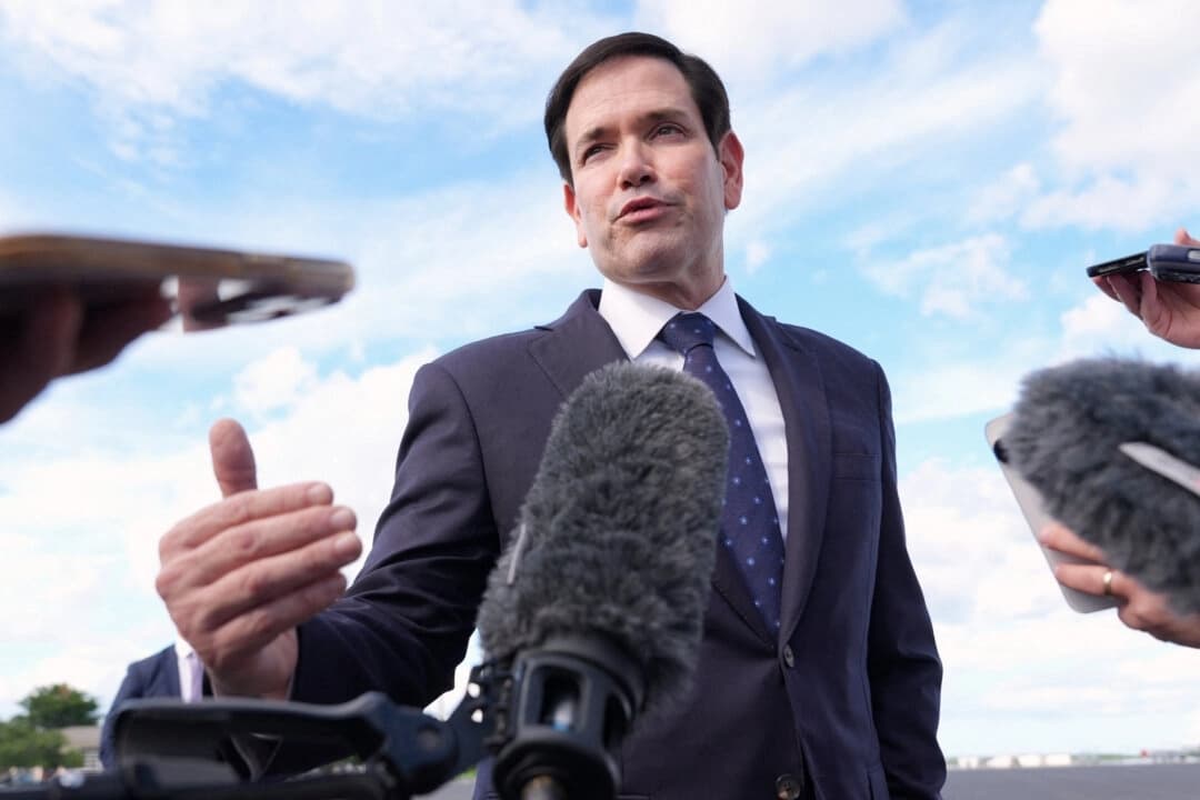 El secretario de Estado Marco Rubio habla con los periodistas antes de subir a su avión en la Base Aérea de la Reserva Homestead, en Homestead, Florida, el 2 de septiembre de 2025. (Jacquelyn Martin/Pool vía Reuters)