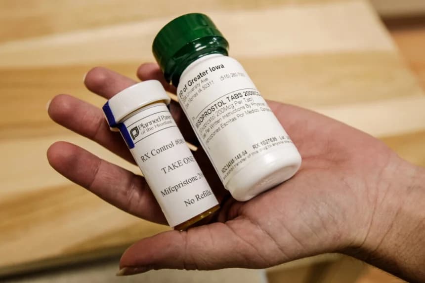 Frascos de píldoras abortivas mifepristona (izq.) y misoprostol (der.) en una clínica en Des Moines, Iowa, el 22 de septiembre de 2010. (Charlie Neibergall/AP Foto)
