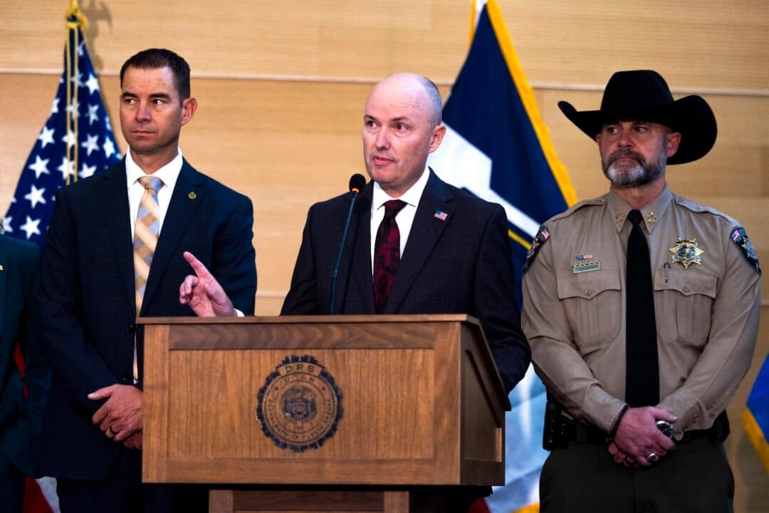El gobernador de Utah, Spencer Cox, habla en una conferencia de prensa tras el asesinato a tiros del activista conservador Charlie Kirk durante un evento en la Universidad del Valle de Utah en Orem, Utah, el 12 de septiembre de 2025. (Michael Ciaglo/Getty Images)