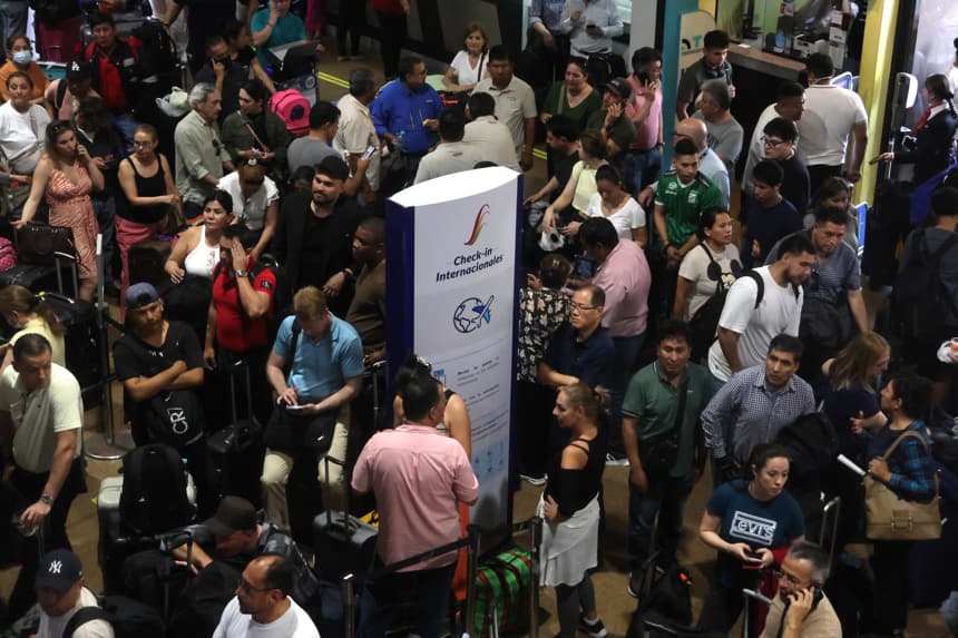 Personas esperan en el aeropuerto internacional de Viru Viru este lunes, en Santa Cruz, Bolivia. (EFE/ Juan Carlos Torrejón)