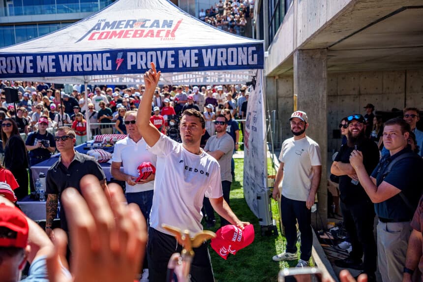 Charlie Kirk lanza gorras al público poco antes de ser asesinado en la Universidad del Valle de Utah, en Orem, Utah, el 10 de septiembre de 2025. (Trent Nelson/The Salt Lake Tribune/Reuters).