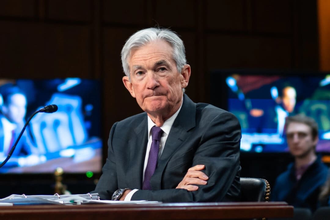El presidente de la Reserva Federal, Jerome Powell, testifica ante la Comisión del Senado sobre Banca, Vivienda y Asuntos Urbanos en el Capitolio, en Washington, el 11 de febrero de 2025. (Madalina Vasiliu/The Epoch Times)