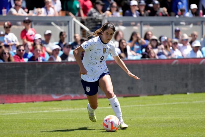 Centrocampista de selección femenina de EE. UU. está estable tras sufrir desmayo en un partido