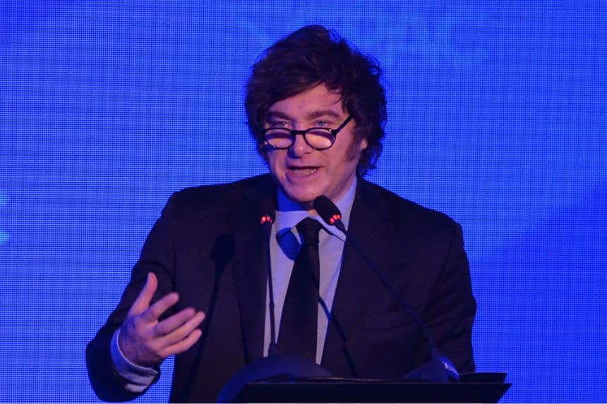 El presidente de Argentina, Javier Milei, pronuncia el discurso de apertura en la Conferencia de Acción Política Conservadora en el hotel Sheraton de Asunción, el 16 de septiembre de 2025. (DANIEL DUARTE/AFP vía Getty Images)