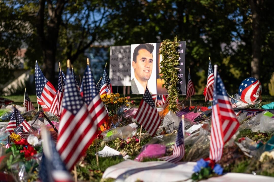 Flores, banderas estadounidenses y otros objetos en memoria de Charlie Kirk en la Universidad del Valle de Utah, en Orem, Utah, el 16 de septiembre de 2025. (Madalina Kilroy/The Epoch Times)