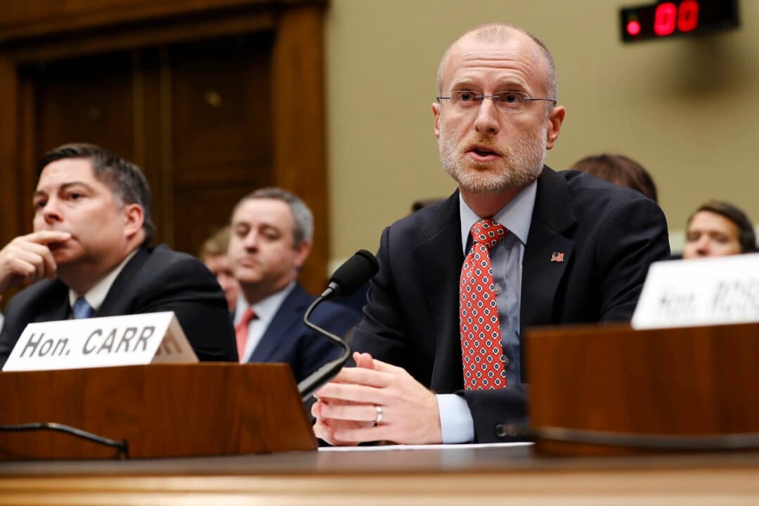 El presidente de la Comisión Federal de Comunicaciones, Brendan Carr, testifica ante un subcomité de la Cámara de Representantes en el Capitolio el 5 de diciembre de 2019. (Chip Somodevilla/Getty Images)