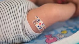 Estados de EE. UU. se oponen a los CDC para mantener la vacuna contra la hepatitis B al nacer
