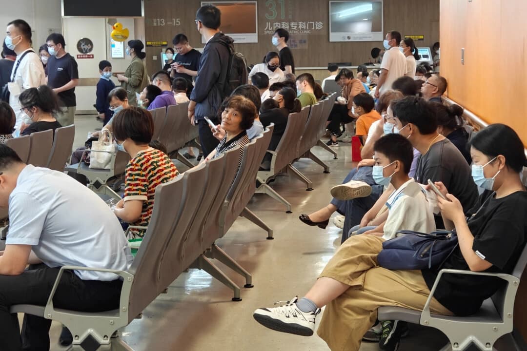 Los pacientes hacen cola para someterse a un examen previo de emergencia en el nuevo edificio pediátrico del Hospital Xinhua de Shanghái, China, la noche del 25 de septiembre de 2023. (CFOTO/ archivo/Future Publishing a través de Getty Images)