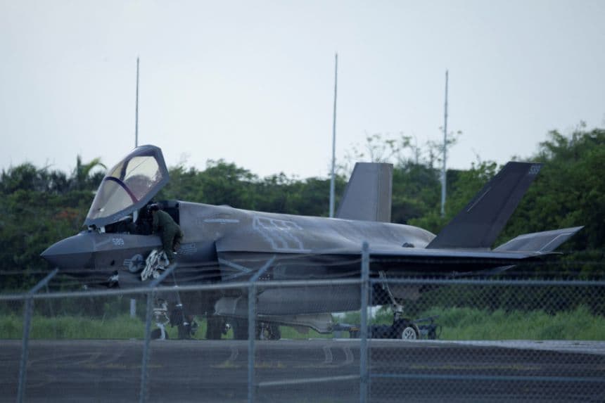 Un avión F-35 estacionado en la pista de la antigua base militar Roosevelt Roads en Ceiba, Puerto Rico, el 13 de septiembre de 2025. (Ricardo Arduengo/REUTERS)