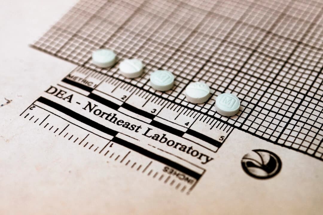 Pastillas sospechosas de ser fentanilo colocadas sobre un gráfico en una oficina regional de la Administración para el Control de Drogas (DEA) en Nueva York el 8 de octubre de 2019. (Don Emmert/AFP a través de Getty Images)