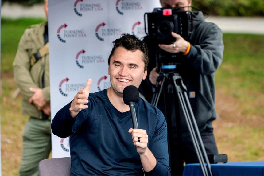 Charlie Kirk celebra un debate antes de su discurso programado en la Universidad de Washington en Seattle el 7 de mayo de 2024. (David Ryder/Reuters)