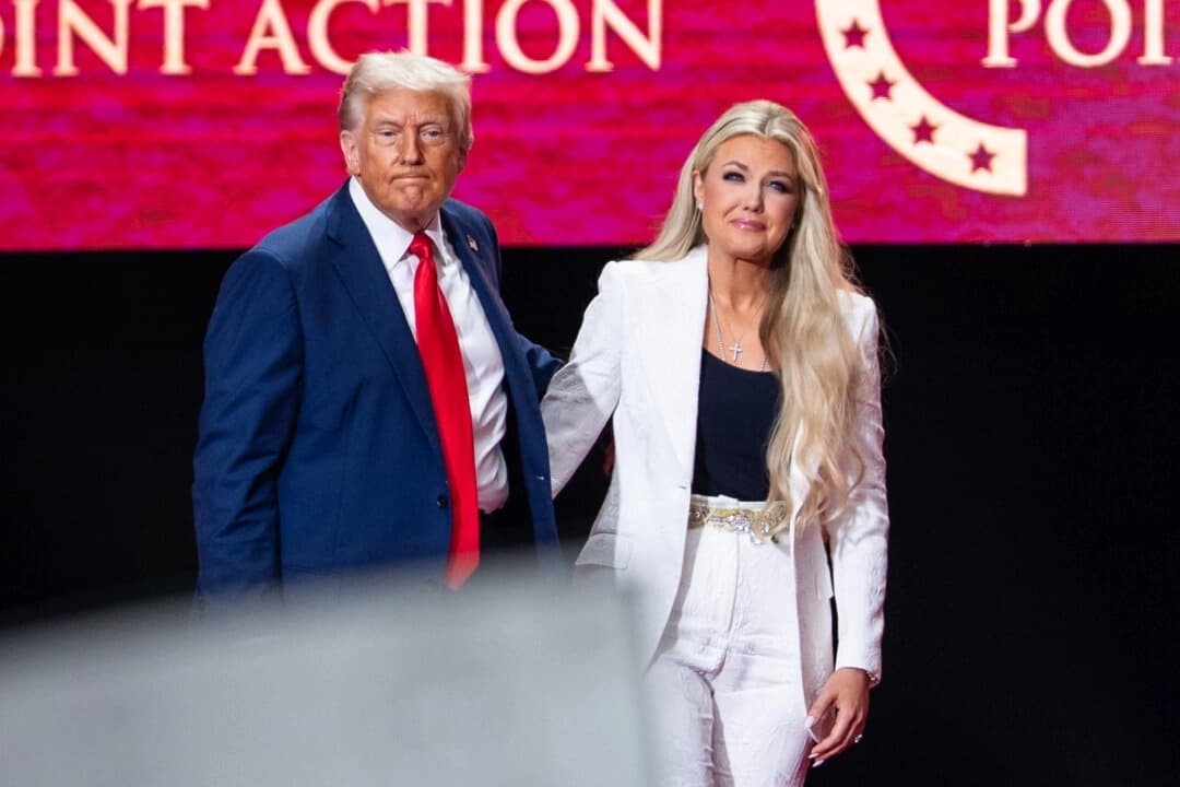 El presidente Donald Trump y Erika Kirk, viuda de Charlie Kirk, en el evento "Construyendo un legado: en memoria de Charlie Kirk" celebrado en el estadio State Farm de Glendale, Arizona, el 21 de septiembre de 2025. (Madalina Kilroy/The Epoch Times)