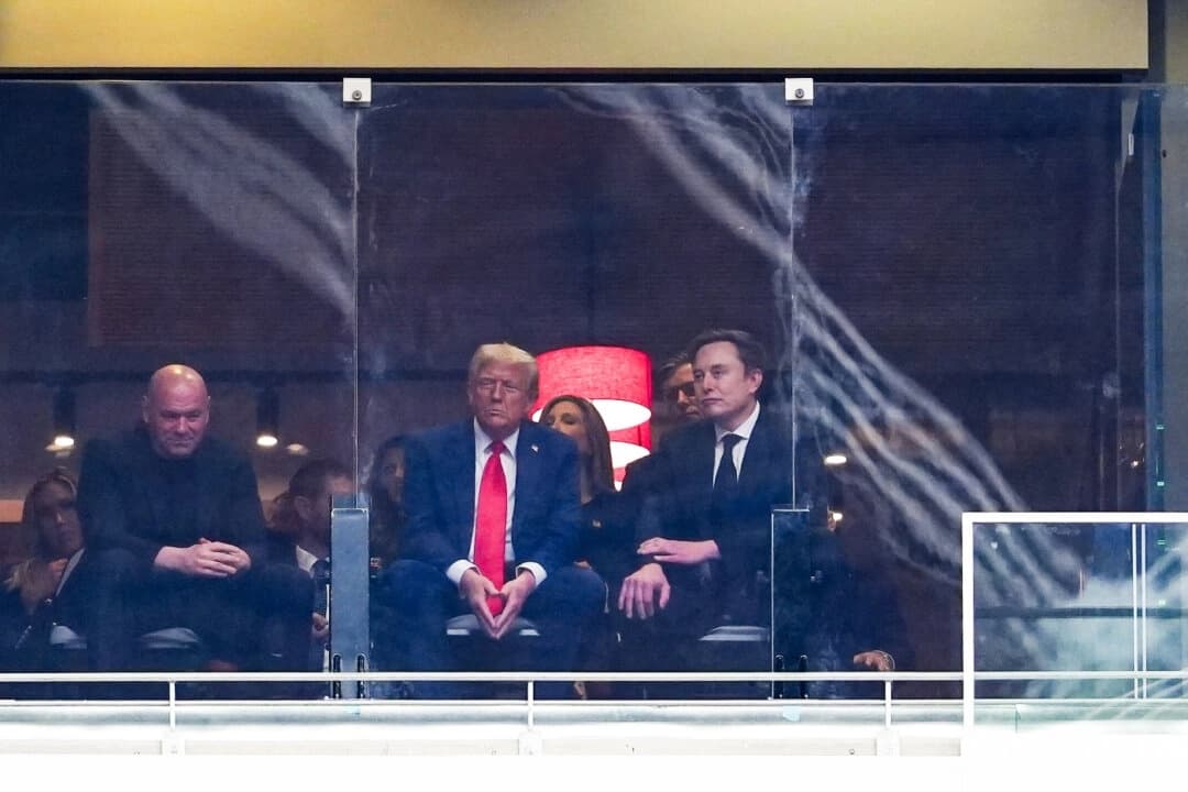 El presidente Donald Trump y el director ejecutivo de Tesla, Elon Musk, asisten al evento “Construyendo un legado: en memoria de Charlie Kirk” en el estadio State Farm de Glendale, Arizona, el 21 de septiembre de 2025. (Madalina Kilroy/The Epoch Times)