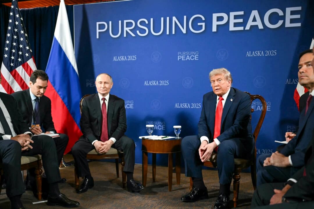 El presidente de Estados Unidos, Donald Trump, y el presidente de Rusia, Vladimir Putin, se reúnen durante una cumbre entre ambos países sobre Ucrania en Anchorage, Alaska, el 15 de agosto de 2025. (Andrew Caballero-Reynolds/AFP).