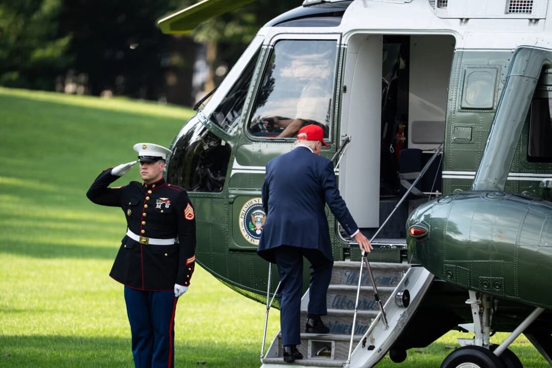 El presidente Donald Trump camina hacia el Marine One al salir de la Casa Blanca el 1 de julio de 2025. (Madalina Kilroy/The Epoch Times)
