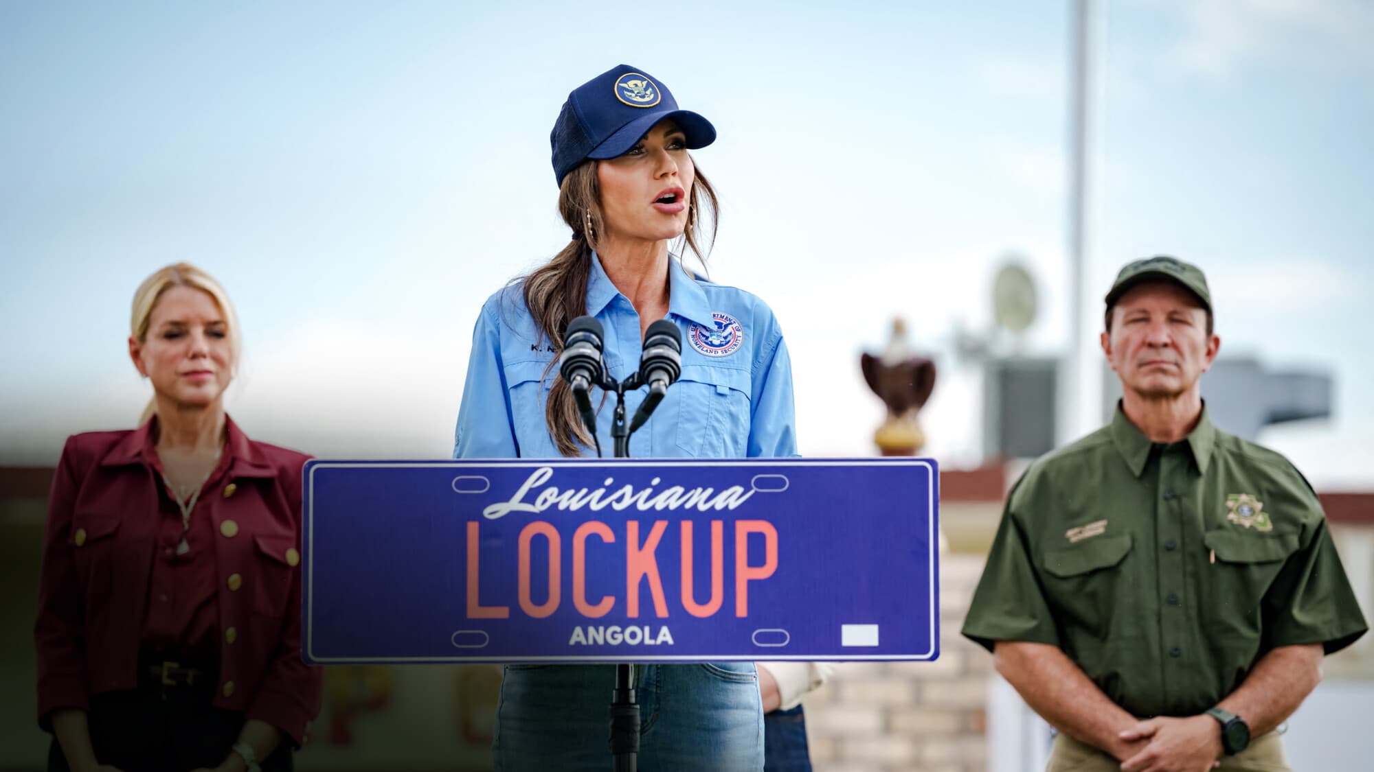 Kristi Noem (centro), secretaria de Seguridad Nacional, habla mientras la fiscal general Pam Bondi (izquierda) y el gobernador de Luisiana, Jeff Landry, observan, en una conferencia de prensa en la prisión de Angola, cerca de St. Francisville, Luisiana, el 3 de septiembre de 2025. (Matthew Hinton/AFP vía Getty Images)