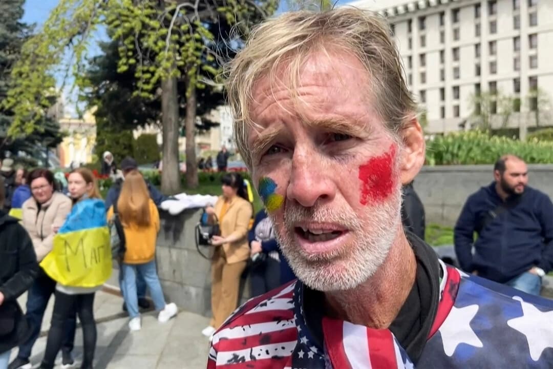 Ryan Wesley Routh habla durante una entrevista en una manifestación en Kiev, Ucrania, el 27 de abril de 2022. (AFPTV/AFP vía Getty Images)