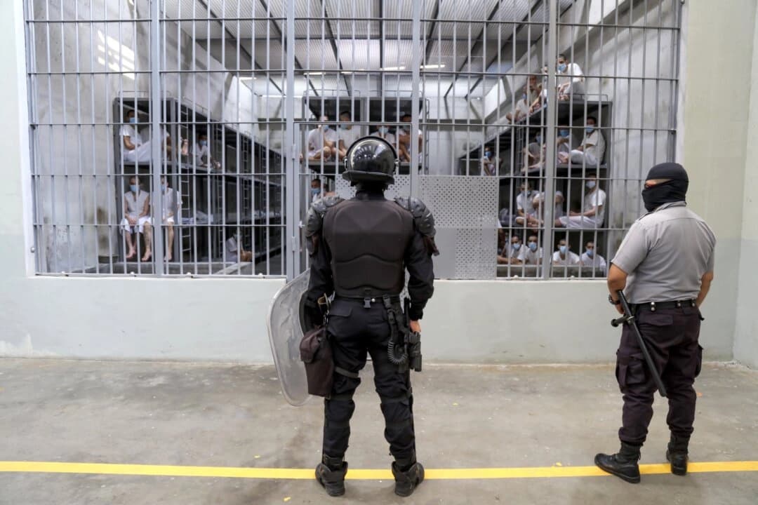 Funcionarios de prisiones vigilan a miembros de una pandilla en una celda de la prisión de máxima seguridad CECOT (Centro de Estancia Compulsoria del Terrorismo) en Tecoluca, San Vicente, El Salvador, el 4 de abril de 2025. (Alex Peña/Getty Images)