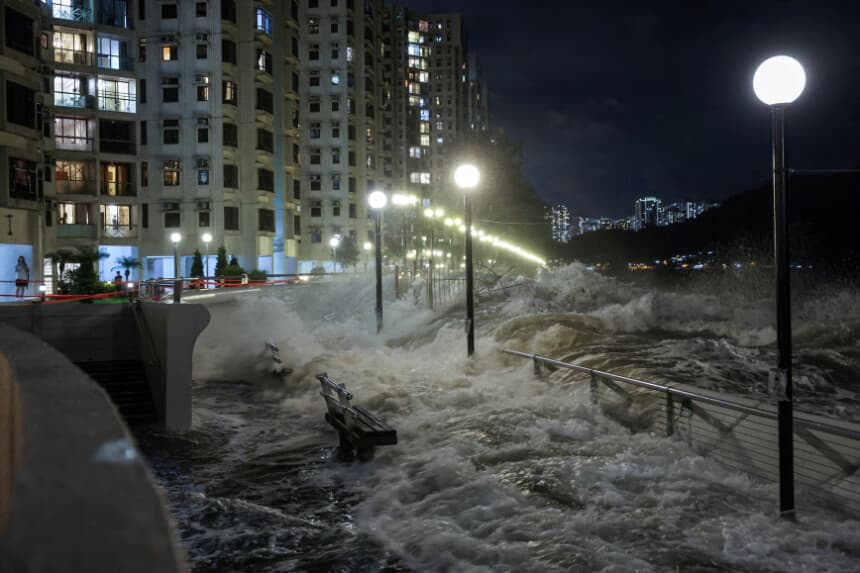 Las olas del supertifón Ragasa rompen contra las sillas de la costa de Hong Kong el 23 de septiembre de 2025. (Tyrone Siu/Reuters).