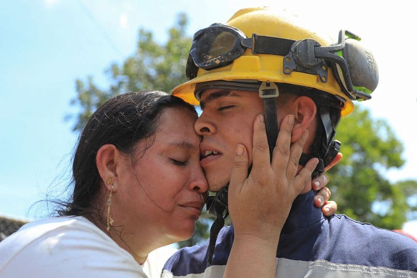 Dani Sebastián Agudelo, un minero rescatado, besa a un familiar cerca del lugar donde se derrumbó una mina de oro con 23 mineros atrapados en Segovia, en el departamento de Antioquia, Colombia, el 24 de septiembre de 2025. Los 23 mineros atrapados durante más de 24 horas en un pozo derrumbado en Colombia han sido rescatados con vida, según informaron las autoridades el miércoles. (Foto de JAIME SALDARRIAGA/AFP vía Getty Images)