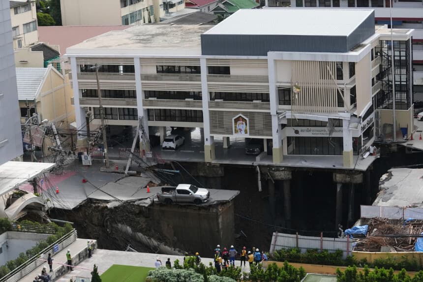 Daños tras el derrumbe de una carretera cerca del Hospital Vajira en Bangkok, Tailandia, el 24 de septiembre de 2025. (Sakchai Lalit/AP Photo).