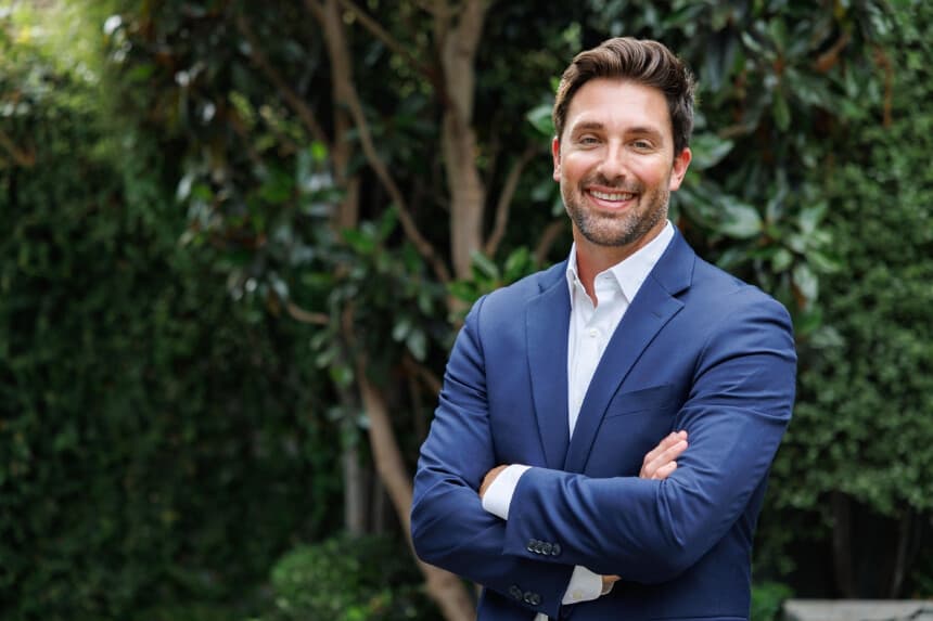 El exlíder de la mayoría de la Asamblea, Ian Calderón, de Whittier, California, se ha presentado como candidato para suceder al gobernador Gavin Newsom en 2026. (Ian Calderón).