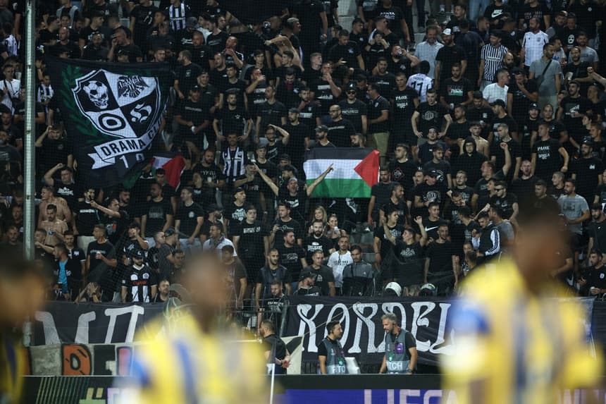 Hinchas del PAOK muestran banderas de Palestina ante jugadores del Maccabi Tel Aviv durante el partido de la UEFA Europa League que jugaron anoche PAOK y Maccabi Tel Aviv en Tesalónica, Grecia. (EFE/EPA/ACHILLEAS CHIRAS)