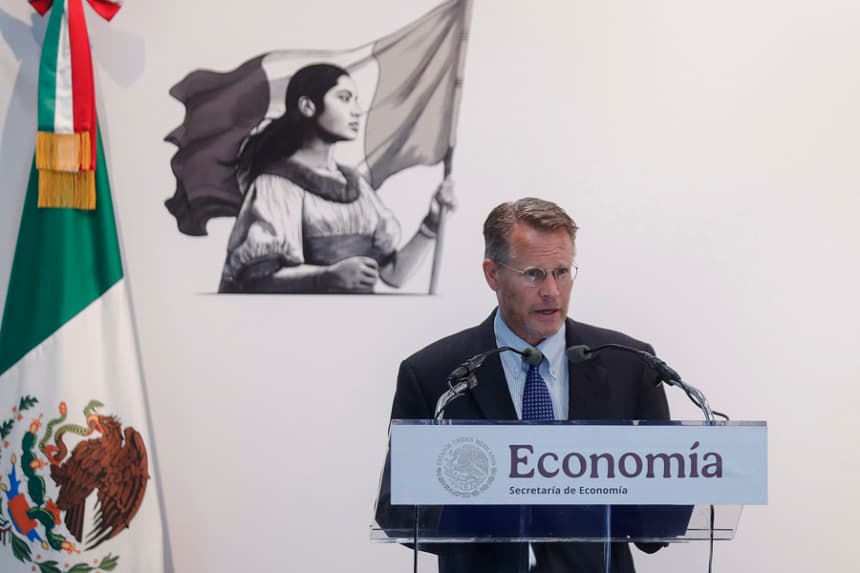 El encargado de Negocios de la Embajada de EE.UU en México, Mark Johnson participa este miércoles en la inauguración del "Foro de Semiconductores México-EUA", en Ciudad de México. (EFE/ Isaac Esquivel)
