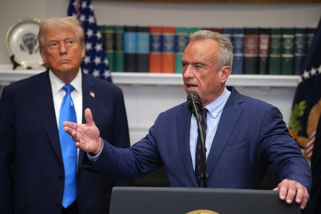 El secretario de Salud, Robert F. Kennedy Jr., habla mientras el presidente Donald Trump observa en Washington, en una fotografía de archivo. (Andrew Harnik/Getty Images)