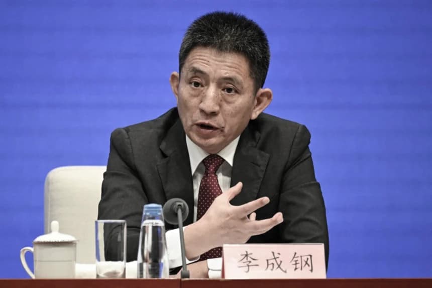 Li Chenggang, negociador de comercio internacional de China y viceministro de Comercio, habla durante una conferencia de prensa en Beijing el 18 de julio de 2025. (Wang Zhao/AFP vía Getty Images)