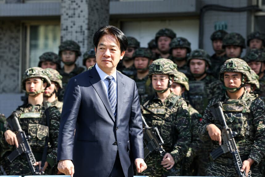 El presidente taiwanés Lai Ching-te inspecciona las tropas que participan en el ejercicio de respuesta rápida durante una visita a la base aérea militar de Songshan, en Taipéi, Taiwán, el 21 de marzo de 2025. (I-Hwa Cheng/AFP a través de Getty Images)