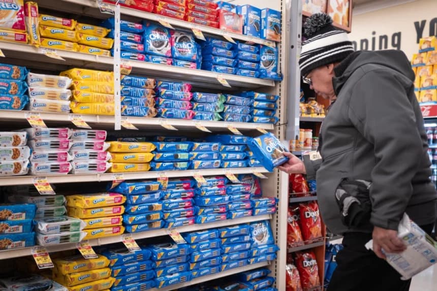 Un cliente compra galletas fabricadas por Mondelez en un supermercado de Chicago el 11 de diciembre de 2024. (Scott Olson/Getty Images/TNS)