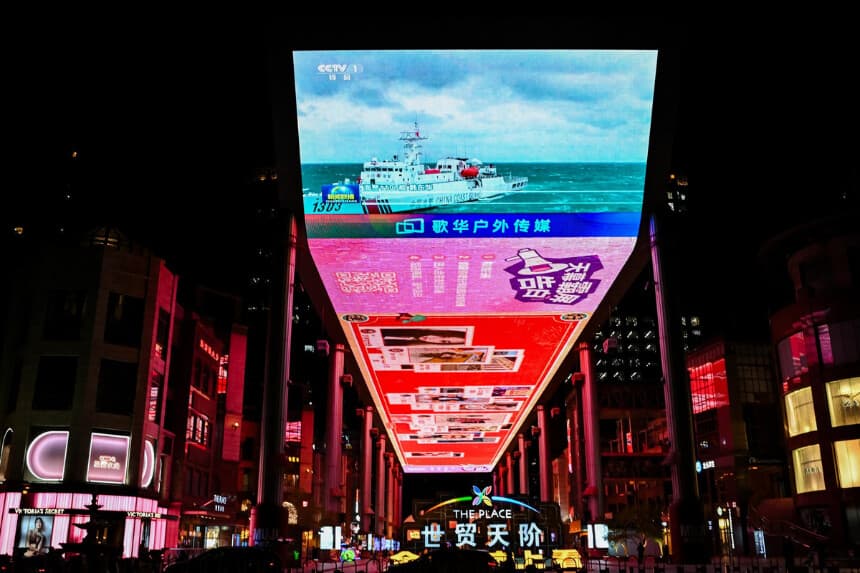 Una pantalla pública transmite noticias sobre las maniobras militares de China alrededor de Taiwán, frente a un centro comercial en Pekín, el 1 de abril de 2025. (Adek Berry/AFP vía Getty Images).